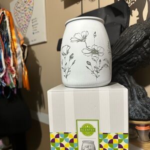 Scentsy White and Black Floral Wax Warmer